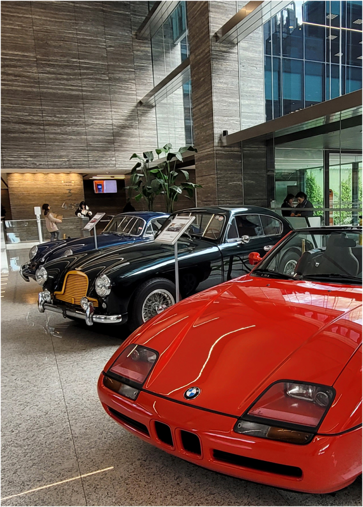 Autos de colección en un edificio corporativo