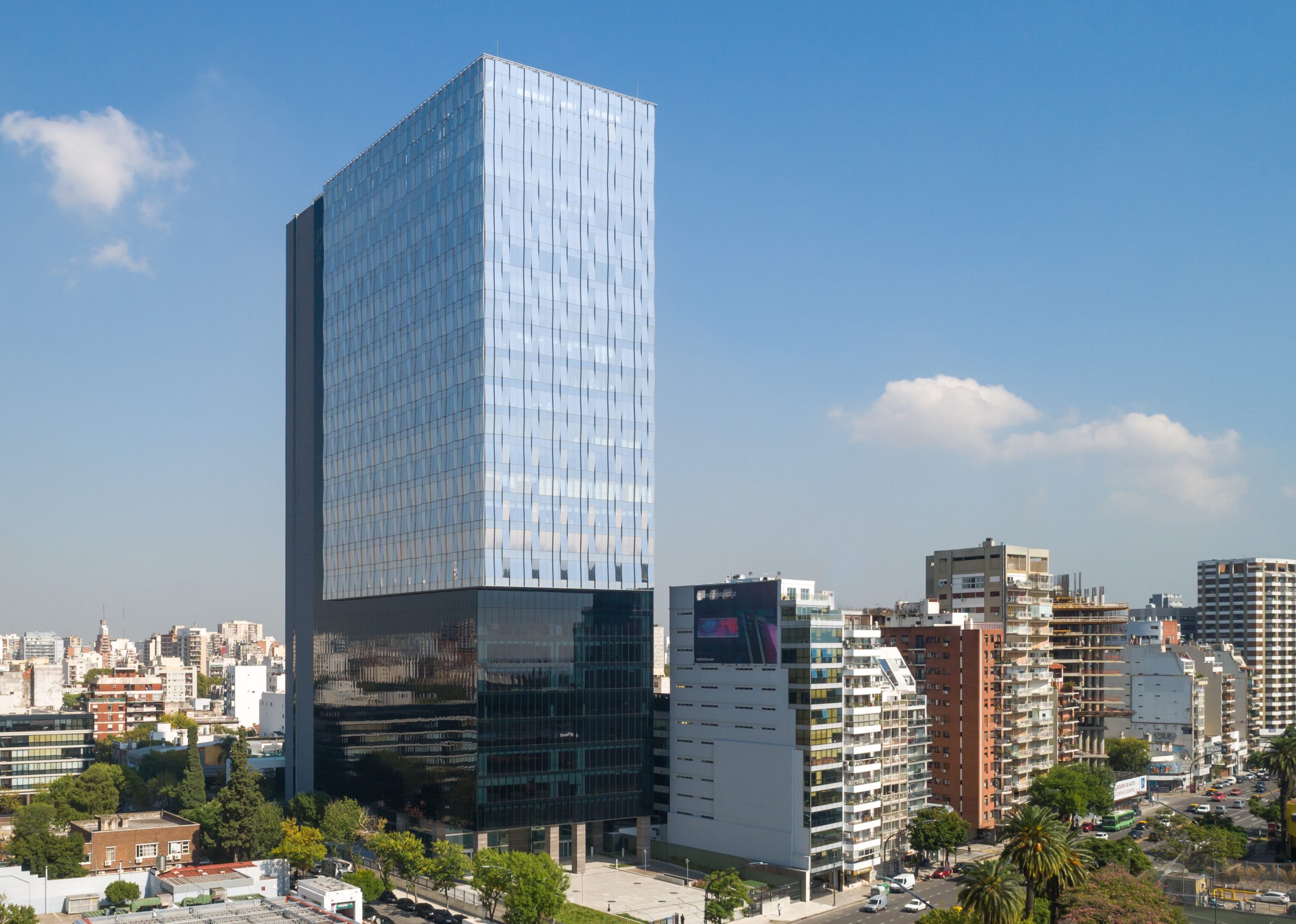 La firma dueña de las torres Le Parc sale al mercado: lanza oferta de acciones para financiar su expansión inmobiliaria